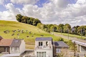 A rural landscape with a hill, a road, and a bridge. - Apartment in the countryside, 15 minutes from Liège, 25 minutes from Maastricht (Bassenge)
