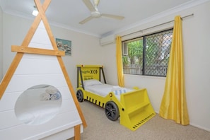 4 bedrooms, iron/ironing board, WiFi, bed sheets
