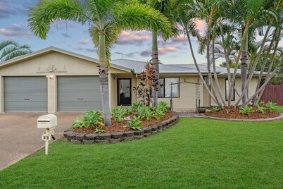 Family Home With Pool In Mount Louisa