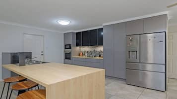 雪櫃、微波爐、焗爐、爐具