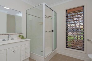 Hair dryer - Family Home With Pool In Mount Louisa (MOUNT LOUISA)
