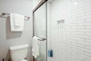 Regadera, amenidades de baño ecológicas, secadora de cabello, toallas