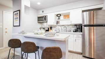 Kjøleskap, mikrobølgeovn, ovn og kokeplater