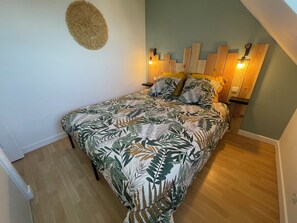 2 chambres, fer et planche à repasser, lit de bébé portatif