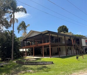 Exterior - Amity Escape - Spacious Waterfront Holiday Home – Perfect for Two Families (Amity Point)