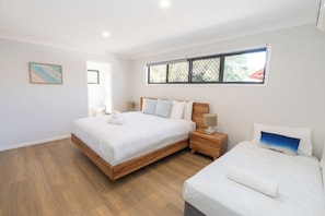 4 bedrooms, free WiFi, bed sheets