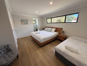 4 bedrooms, free WiFi, bed sheets