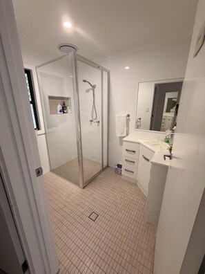 Shower, hair dryer, towels - Amity Escape - Spacious Waterfront Holiday Home – Perfect for Two Families (Amity Point)