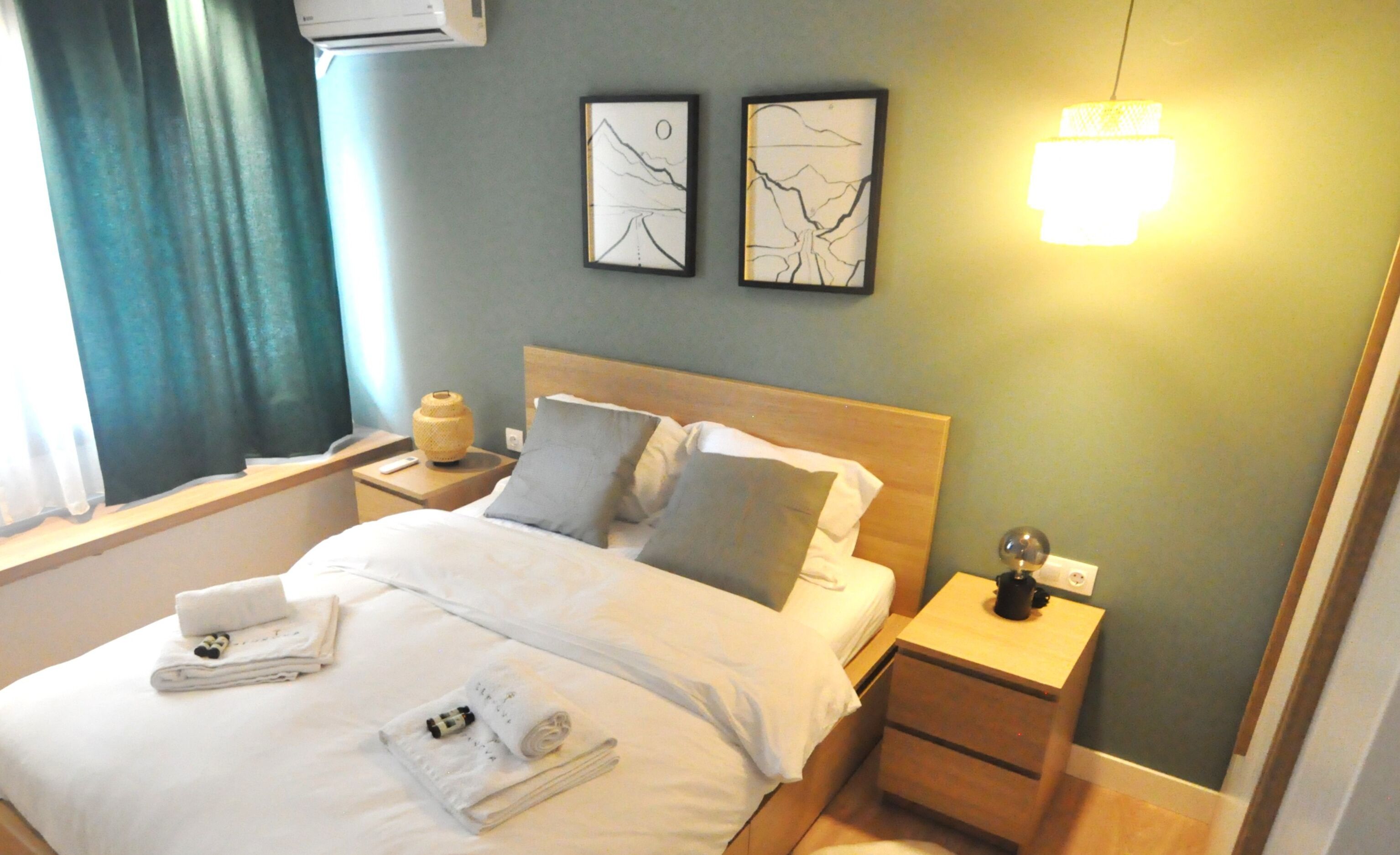 Premium appartement, uitzicht op stad | 1 slaapkamer, verduisterende gordijnen, een strijkplank/strijkijzer