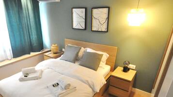 Premium appartement, uitzicht op stad | 1 slaapkamer, verduisterende gordijnen, een strijkplank/strijkijzer