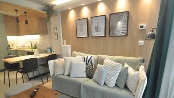 Premium appartement, uitzicht op stad | Woonruimte | Een flatscreentelevisie