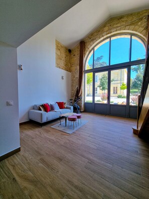 Habitación de lujo, patio, vistas al jardín | Zona de estar