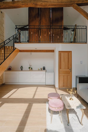 Chambre Luxe, patio, vue jardin | Coin séjour