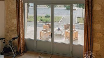 Luxury Room, Patio, Garden View | Living area