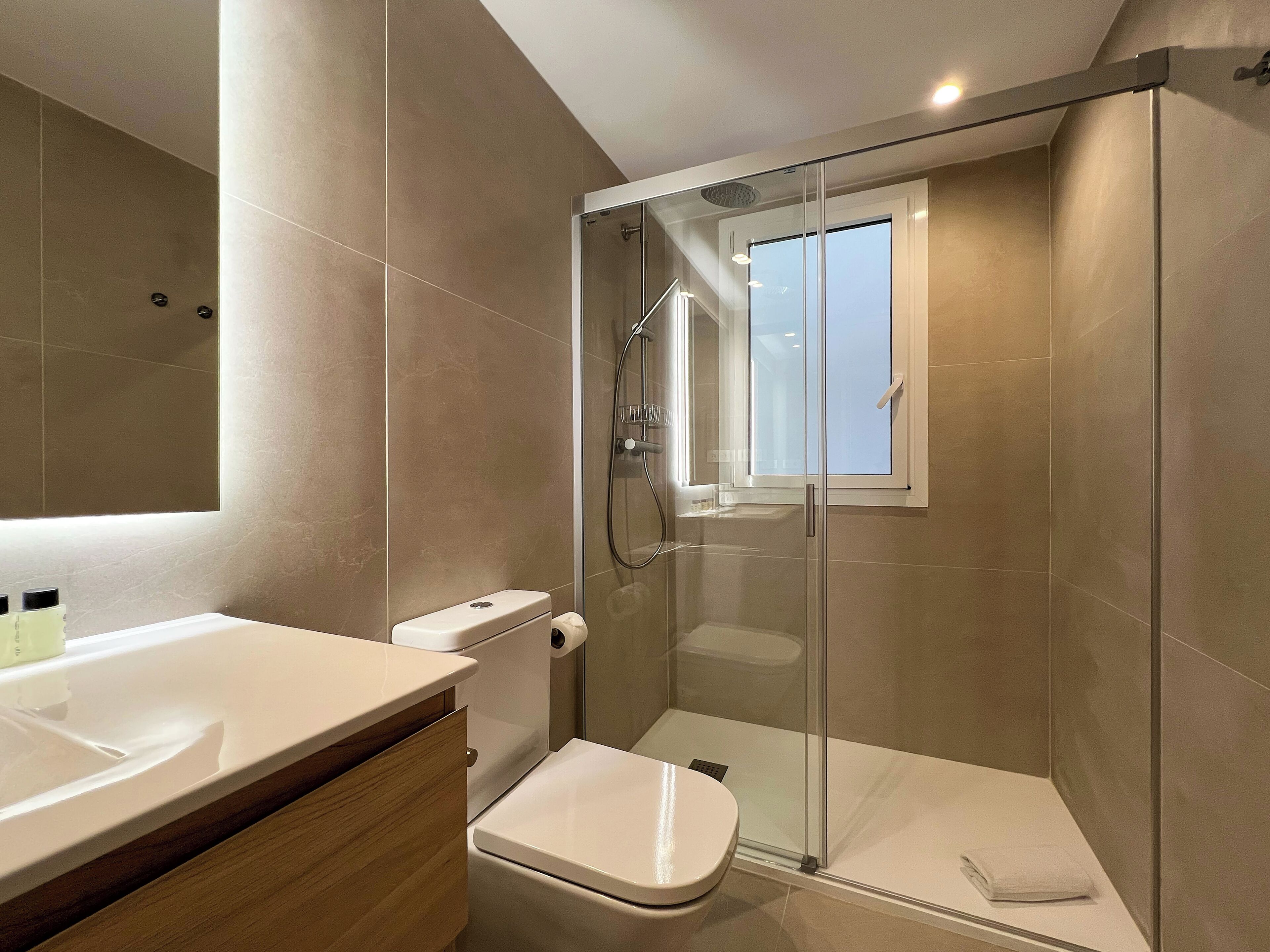Apartemen (4 Bedrooms) | Kamar mandi | Shower, pengering rambut, handuk, dan sabun