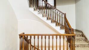 Eine Treppe mit Holzbalken und einem Marmorboden.