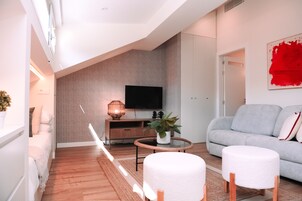 Escritorio, wifi gratis, decoración personalizada y ropa de cama 