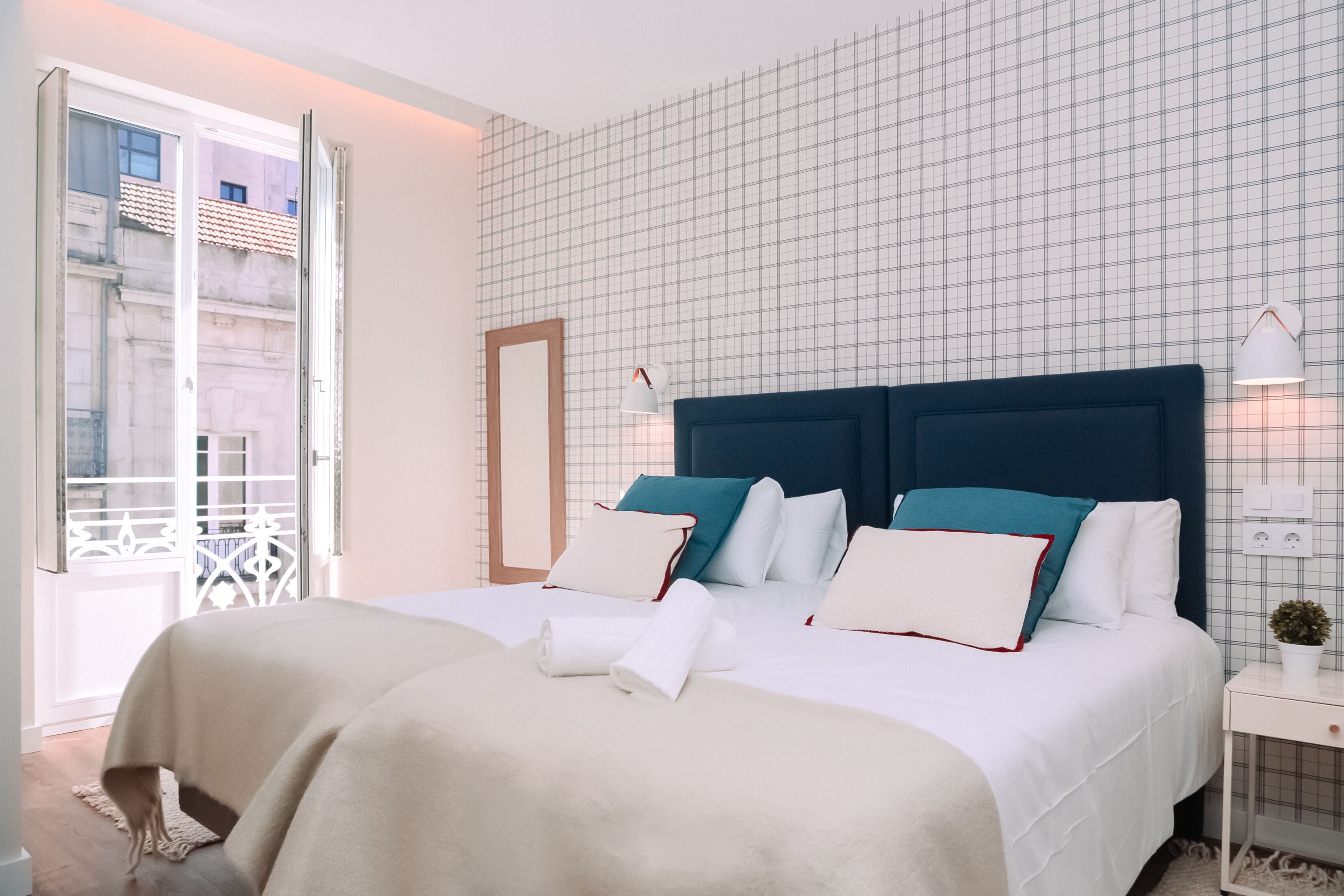 Comfort tweepersoonskamer | Individueel gedecoreerd, een bureau, gratis wifi, beddengoed