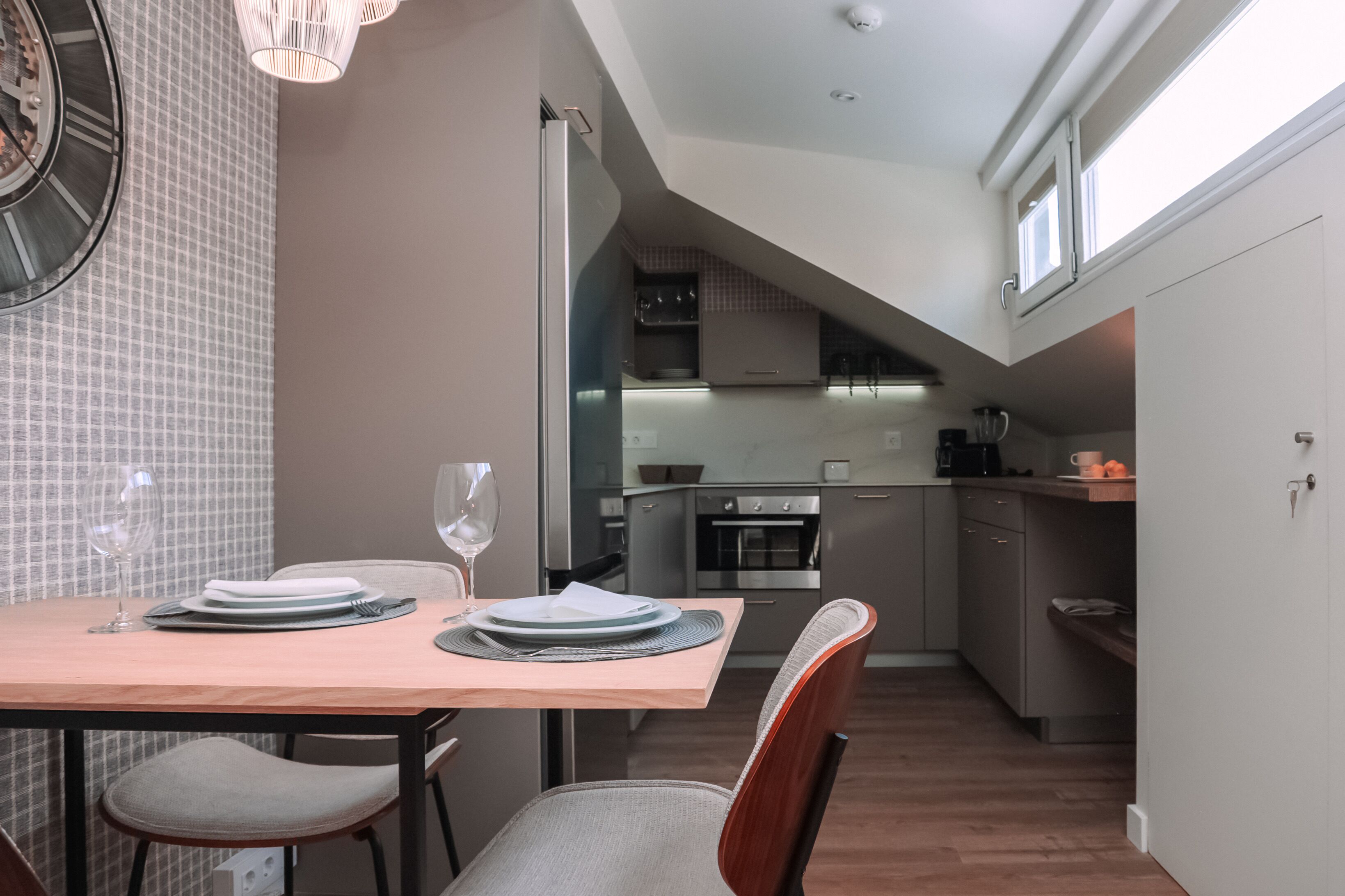 Una cocina moderna con zona de comedor.