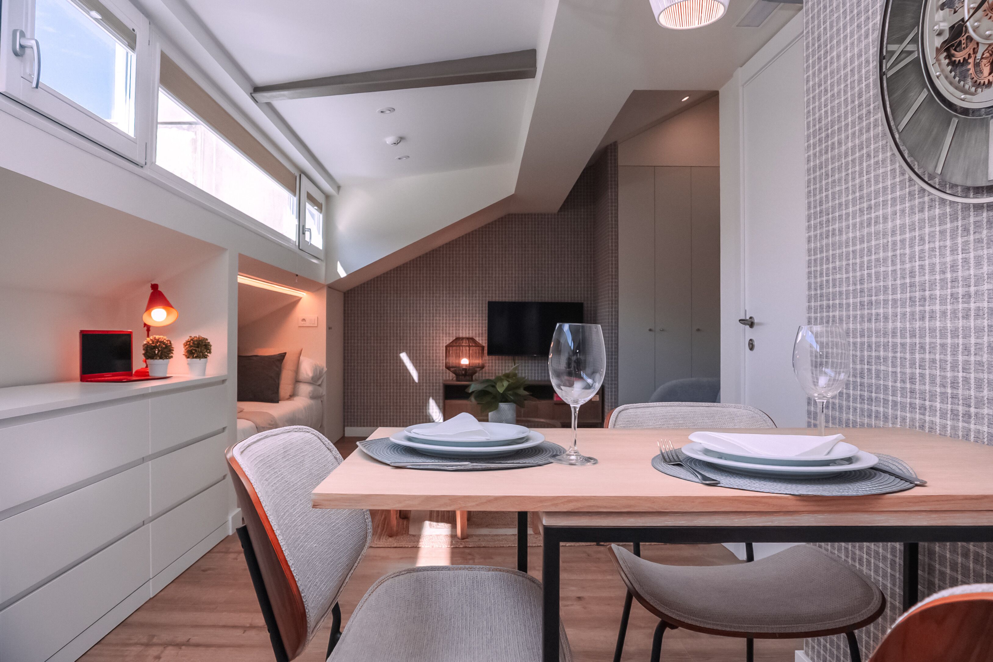 Comfort-studio | Yksilöllisesti sisustettu, työpöytä, ilmainen Wi-Fi, vuodevaatteet