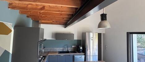 Réfrigérateur, micro-ondes, four, plaque de cuisson