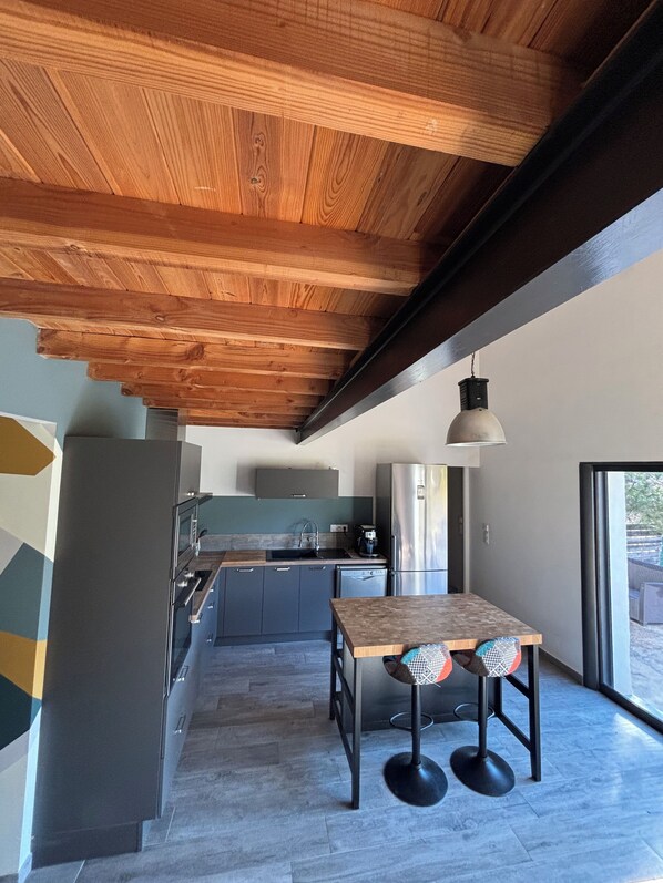 Fridge, microwave, oven, stovetop - Charming house 5 minutes from VAISON LA ROMAINE (Vaison-la-Romaine)