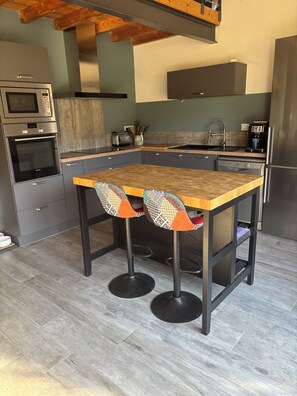 Fridge, microwave, oven, stovetop - Charming house 5 minutes from VAISON LA ROMAINE (Vaison-la-Romaine)