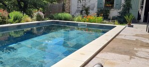 A rectangular swimming pool with clear blue water, surrounded by a stone deck and lush greenery. - Charming house with swimming pool 5 minutes from VAISON LA ROMAINE (Vaison-la-Romaine)