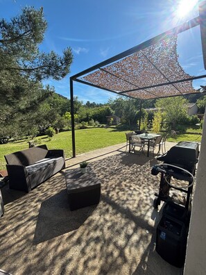 Outdoor dining - Charming house 5 minutes from VAISON LA ROMAINE (Vaison-la-Romaine)