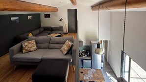 Una sala de estar moderna con un sofá seccional, una mesita y una cafetera.