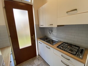 Fridge, microwave, stovetop, cookware/dishes/utensils - BUNGALOW PARK on the ground floor near the beach in Bibione (Bibione)