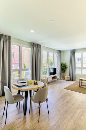 Superior studio | Woonruimte | Een 32-inch smart-tv met digitale zenders