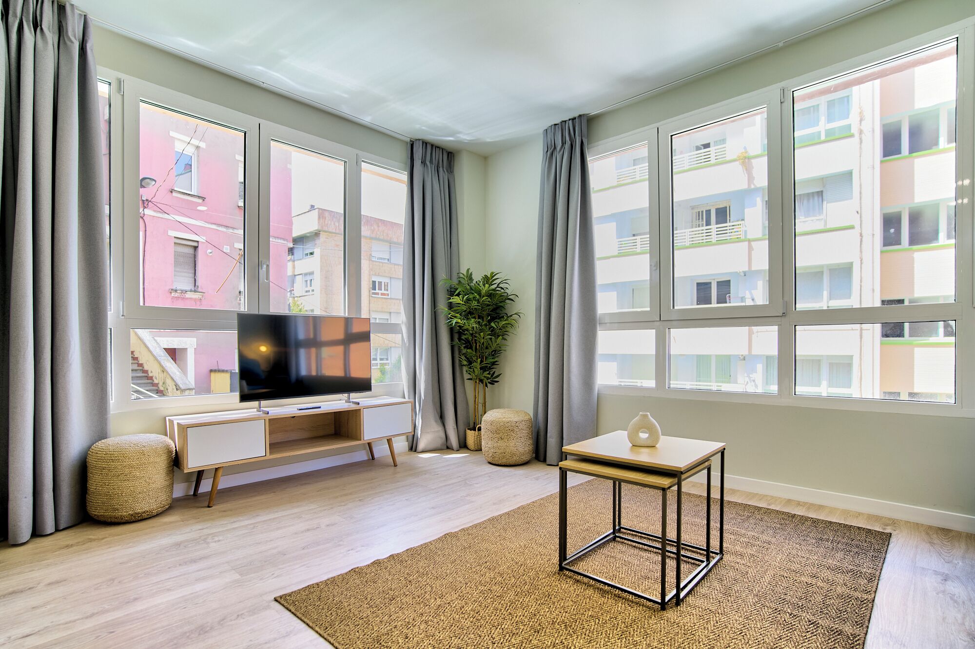 Estudio superior | Área de sala de estar | Smart TV de 32 pulgadas con canales digitales 