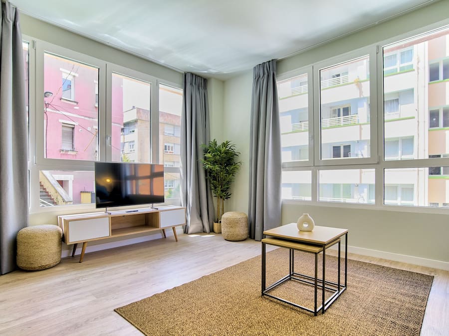 Estudio superior | Zona de estar | Smart TV de 32 pulgadas con canales digitales