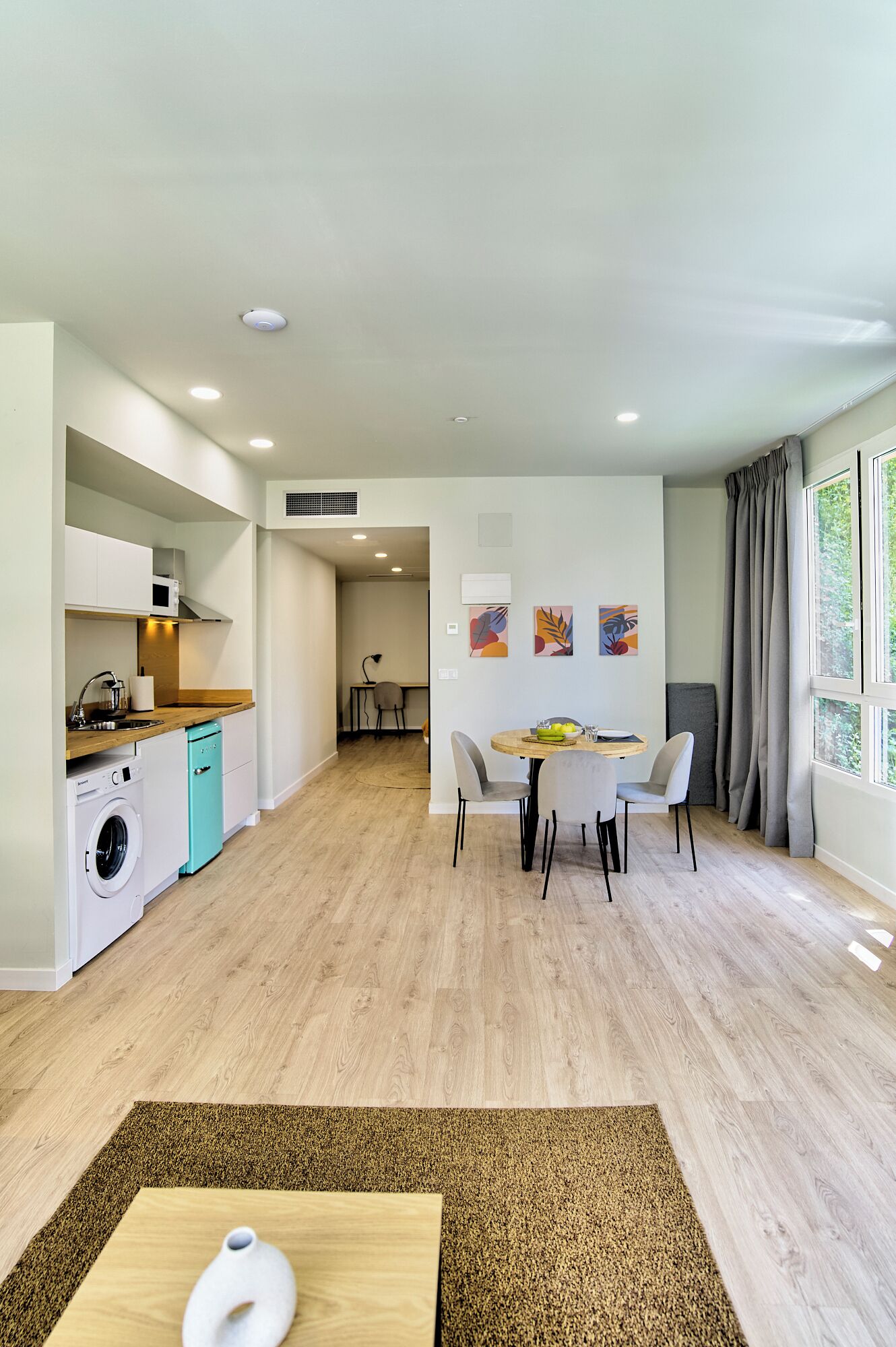 Un apartamento moderno con cocina, comedor y sala de estar.