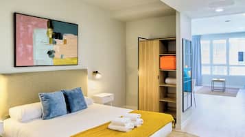 Estudio superior, vistas a la ciudad | 1 dormitorio, sistema de insonorización, tabla de planchar con plancha