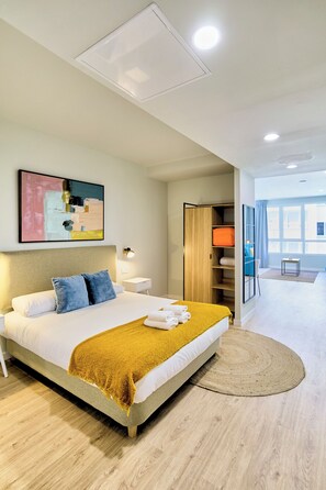 Cubrecamas, sistema de insonorización y tabla de planchar con plancha