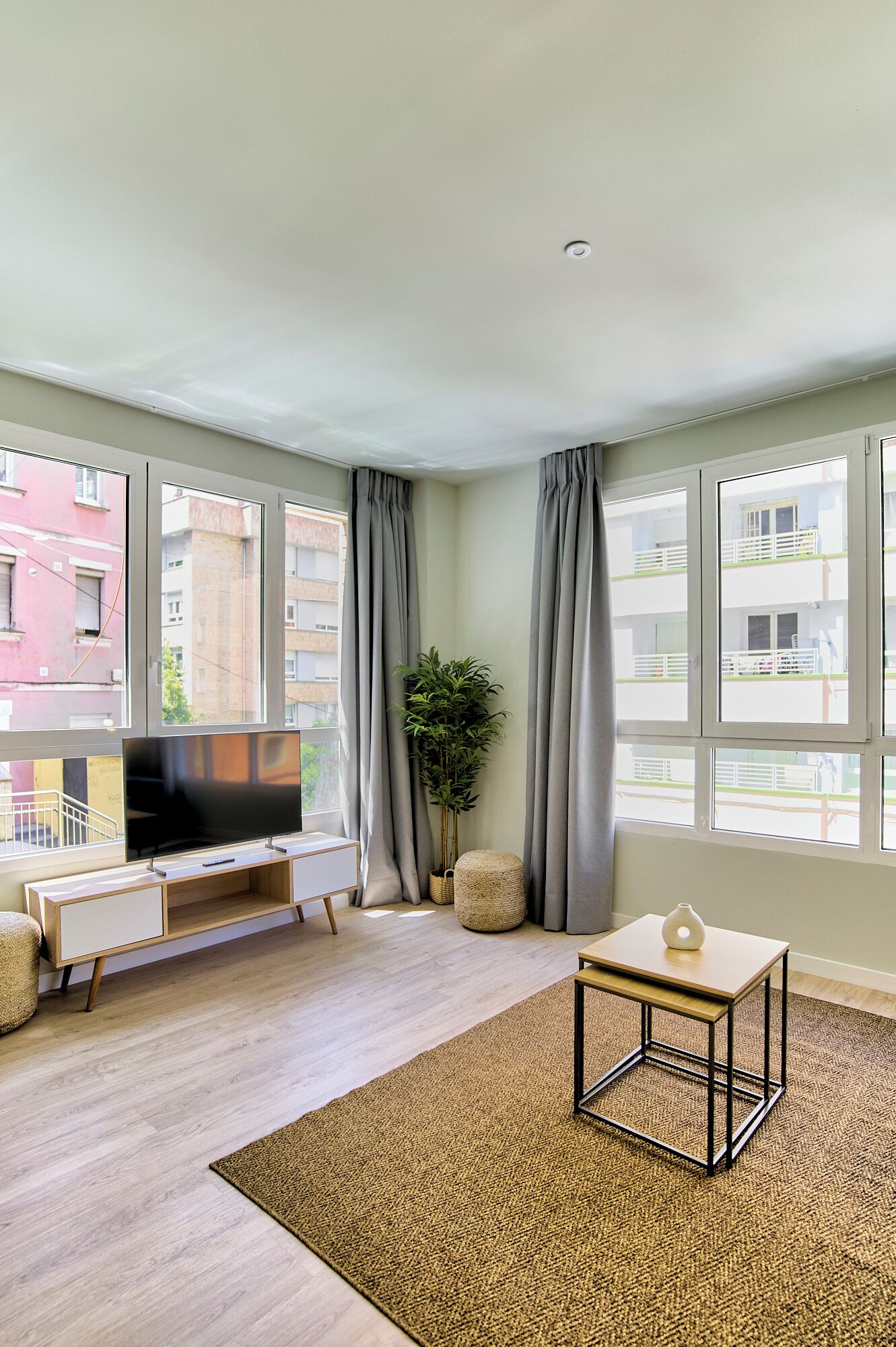 高级开间 | 起居区 | 32-英寸智能电视（配备数码频道）