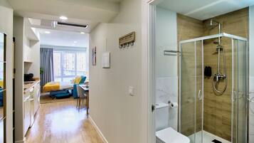 Estudio | Baño | Ducha, artículos de higiene personal gratuitos y secador de pelo