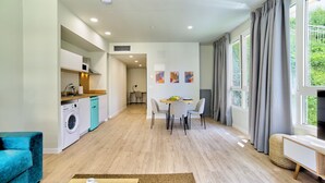 Ein modernes Apartment mit Küche, Essbereich und Wohnzimmer.
