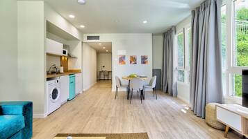 Estudio superior, vistas a la ciudad | Cocina privada | Frigorífico, microondas, placa de cocina y utensilios de cocina