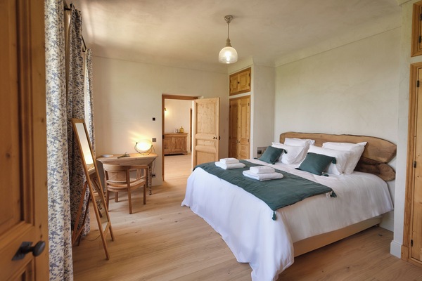 غرفة سوبيريور مزدوجة - سرير ملكي - منظر للحديقة | أغطية فراش متميزة وبديكورات فريدة لكل غرفة وستائر تعتيم وواي فاي مجانًا