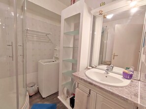 Shower, hair dryer, toilet paper - AU DOUX REFUGE APARTMENT T2 BIS (Bagnères-de-Luchon)