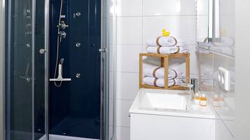 Dusche, Haartrockner, Handtücher, Seife