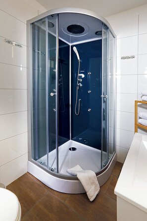Dusche, Haartrockner, Handtücher, Seife