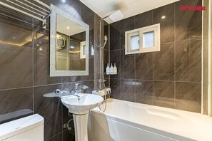 Double Room, No Parking, Check in After 9 PM, Extra Charge for Consecutive Night | Lydisolert, wi-fi (inkludert) og sengetøy