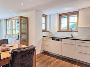 Mikrowelle, Ofen, Geschirrspüler, Toaster