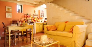 تلفزيون، مدفأة، مشغل دي في دي