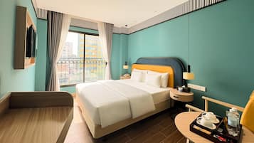 Quarto casal luxo | Frigobar, cofres nos quartos, escrivaninha, cortinas blackout
