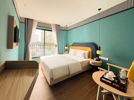Quarto casal luxo | Frigobar, cofres nos quartos, escrivaninha, cortinas blackout